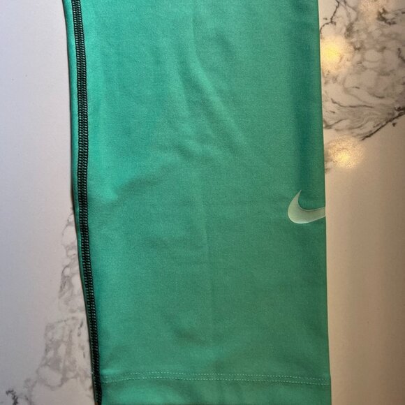 NWOT - Nike - Power Crop Leggings - Black / Green / White - Size 16 - Picture 5 of 15